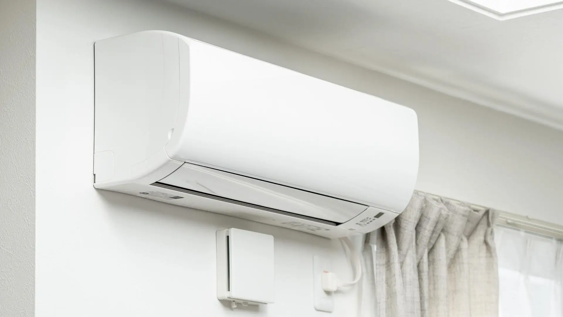 エアコンの暖房にかかる電気代はどのくらい？計算方法や節約のポイントを解説